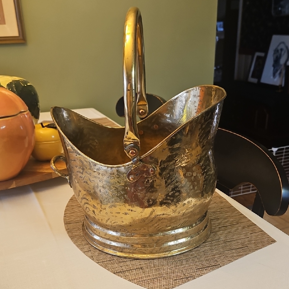 Antique Edwardian Helmet English Hammered Brass Coal Scuttle Basket 11.5x10x10
